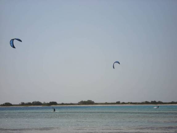Kite surfing é muito popular em Los Roques, no litoral venezuelano